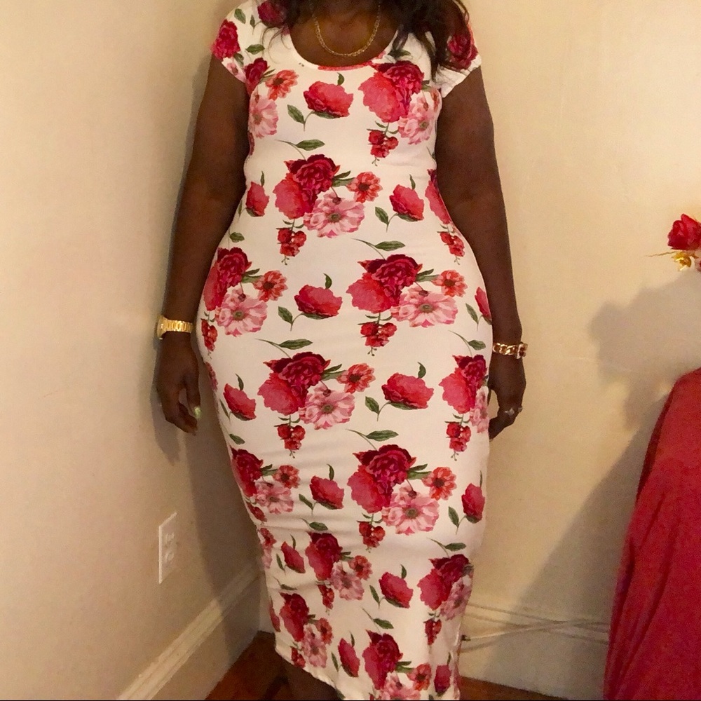 ❌🚫SOLD🚫❌Floral Body Contouring Maxi Dress - Picture 4 of 8